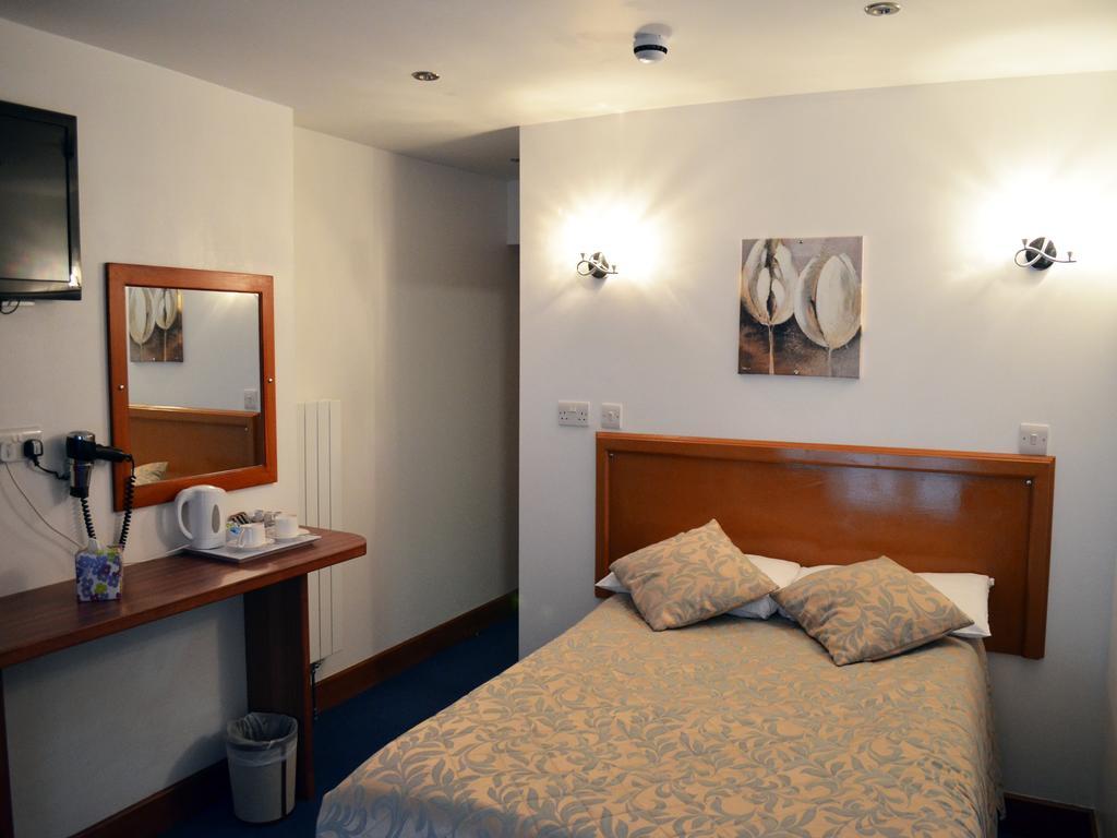 Gatwick Cambridge Hotel Horley Exterior photo
