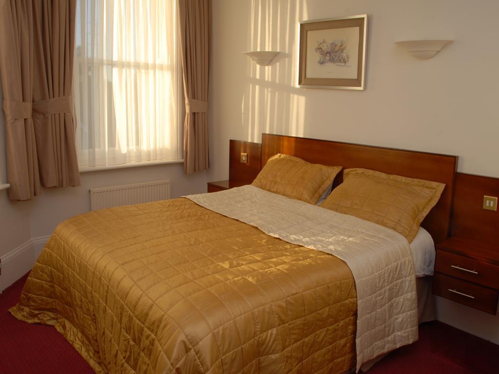 Gatwick Cambridge Hotel Horley Exterior photo