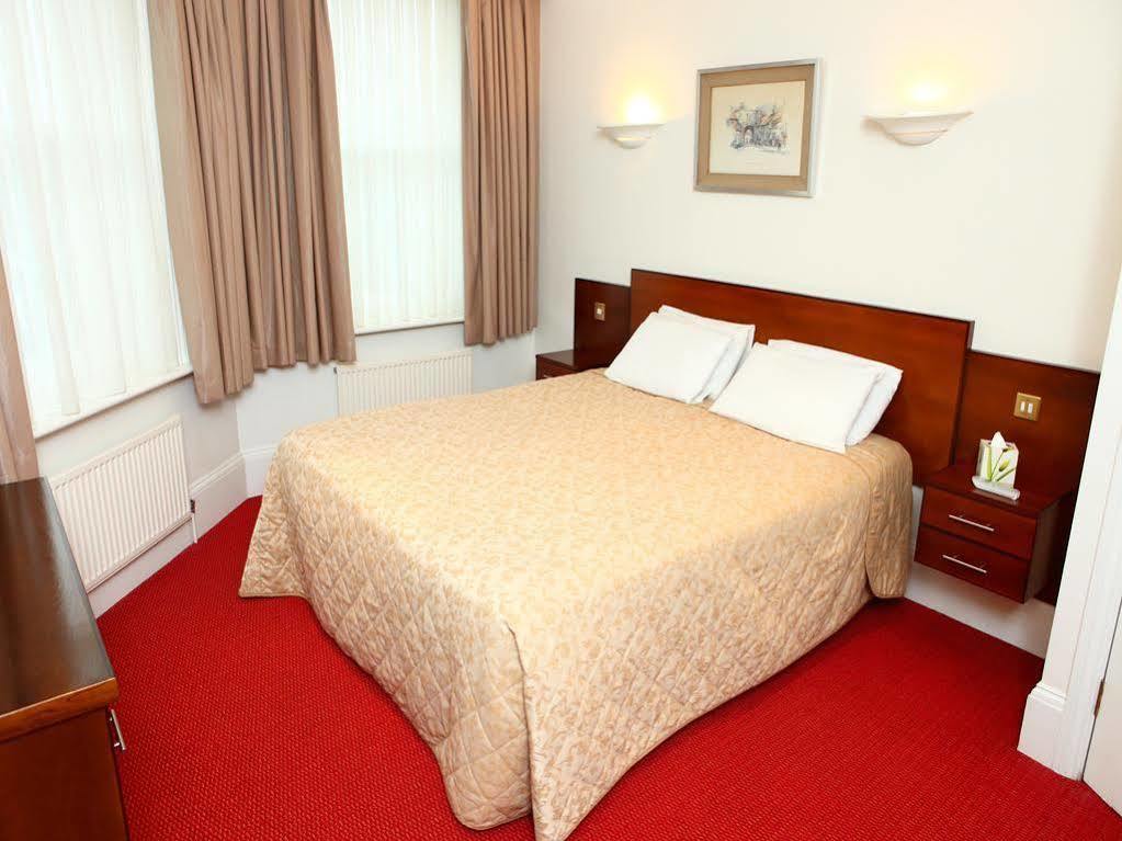 Gatwick Cambridge Hotel Horley Exterior photo