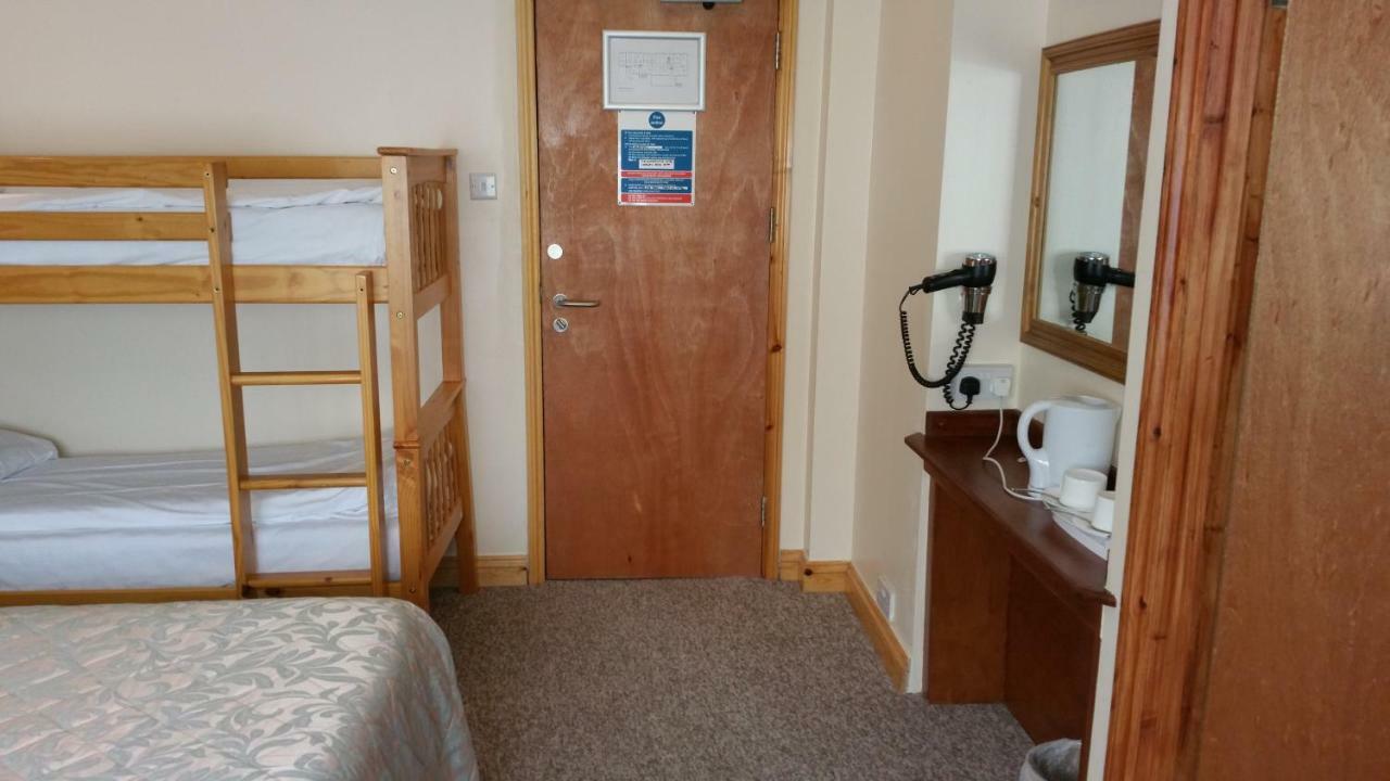 Gatwick Cambridge Hotel Horley Exterior photo